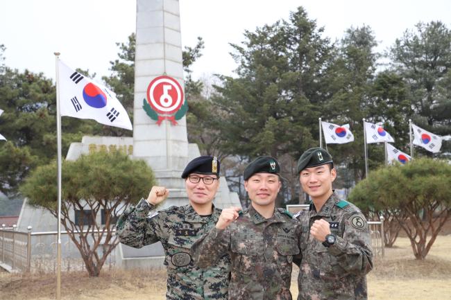 육군에서 조국수호의 길을 함께 걷고 있는 삼부자, 아버지 이정식 원사와 이다찬 대위, 이다함 중위(왼쪽부터) 형제의 모습. 이 원사는 육군특수전사령부 정훈공보부에서 근무 중이며, 두 아들은 육군5사단에서 최전방을 지키고 있다.  부대 제공