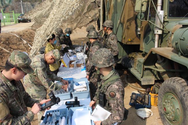 육군3군수지원여단 예하 3예방의무근무대와 미65의무여단 예하 5예방의무중대 장병들이 수질검사 훈련을 하고 있다.  부대 제공