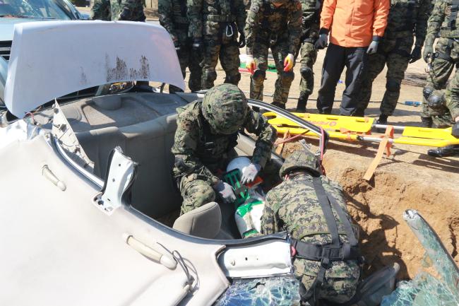 지난 19·22일 이틀간 진행된 ‘합동 재난대응 훈련’에서 육군특전사 귀성부대 장병들이 싱크홀에 추락한 차량의 지붕을 절단하고 가상의 운전자를 구조하고 있다.  사진 제공=김경환 상병