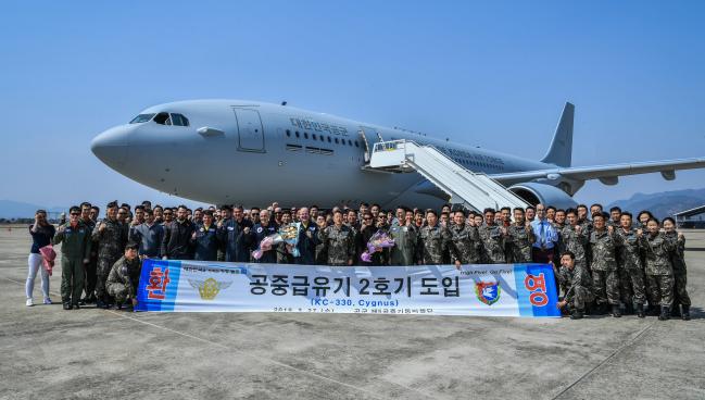 공군5공중기동비행단 장병 및 제작사 직원들이 KC-330 공중급유기 2호기 도입을 축하하고 있다.  사진 제공=김기호 상사