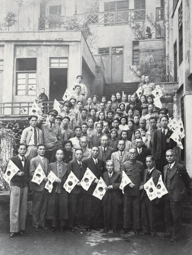 임정 요인 환국 기념 사진(1945.11. 중경 임시정부청사).