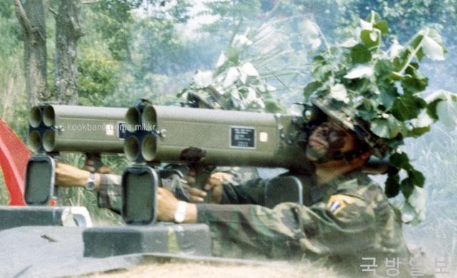  1995년 6월 육군보병학교가 실시한 제병협동 야외기동훈련에서 KM202A1로켓발사기를 실사격하고 있다. 국방일보DB.
