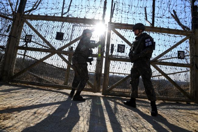 육군25사단 상승대대 장병들이 DMZ 수색정찰 투입에 앞서 통문을 열고 있다. 사단은 역사와 전통을 자랑하는 GP·GOP 작전부대인 동시에, ‘백두산 호랑이 체계’ 구현을 위한 육군 최초의 차륜형 장갑차 전력화 부대로서 미래 지상작전 수행의 새 장을 여는 막중한 역할을 맡고 있다. 조용학 기자 