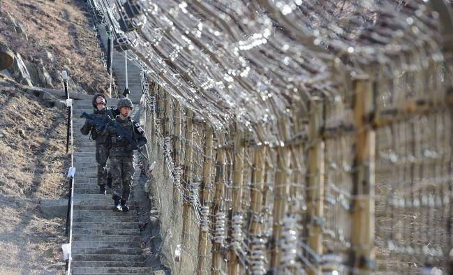 GOP 경계 작전에 투입된 육군25사단 장병들이 철책을 점검하고 있다. 조용학 기자 