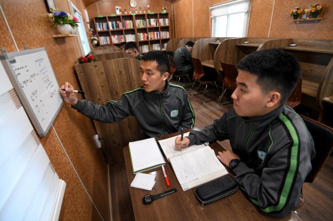 중부전선 일대 육군25사단의 한 GOP소초 장병들이 병영도서관에서 공부하고 있다.  조용학 기자 