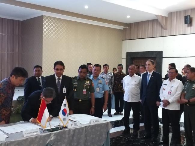 지난 12일 인도네시아 반둥에서 열린 잠수함 계약식에서 대우조선해양 이성근 사장이 계약서에 서명하고 있다.  방사청 제공