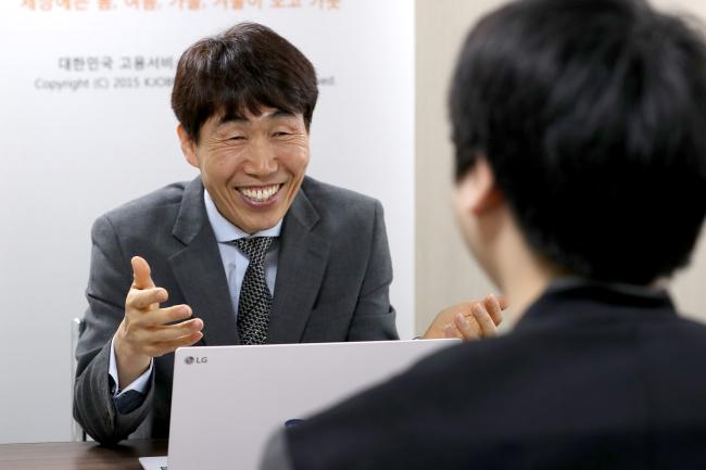 박선용(왼쪽) 케이잡스 부사장이 서울 용산구 사무실에서 취업을 준비 중인 한 대학생과 상담을 하고 있다.  