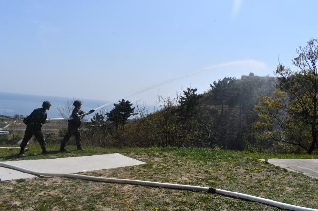 공군1방공유도탄여단의 산불대응훈련에서 장병들이 기지 안팎에서 발생한 화재를 진화하고 있다.  부대 제공