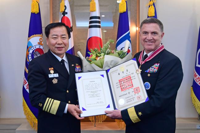 17일 심승섭(왼쪽) 해군참모총장이 마이클 보일(준장) 주한미해군사령관에게 대한민국 정부를 대표해 보국훈장 천수장을 전수한 뒤 기념사진을 찍고 있다.        해군 제공