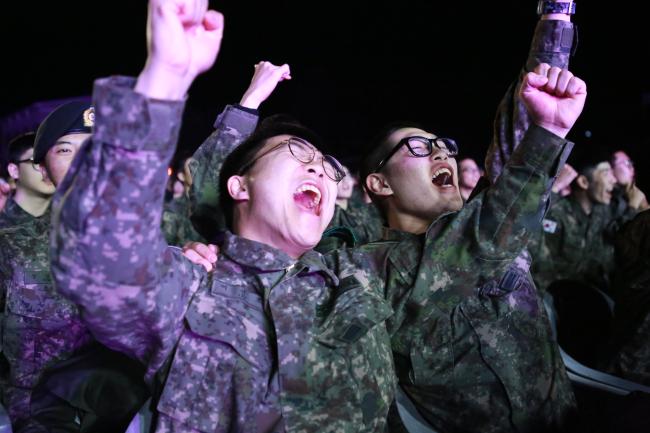 16일 국방TV 위문열차 무대에 오른 ‘차세대 트로트퀸’ 설하윤(가운데)이 ‘강원도 안보지킴이’ 육군36사단 장병들과 기념 촬영하고 있다. 