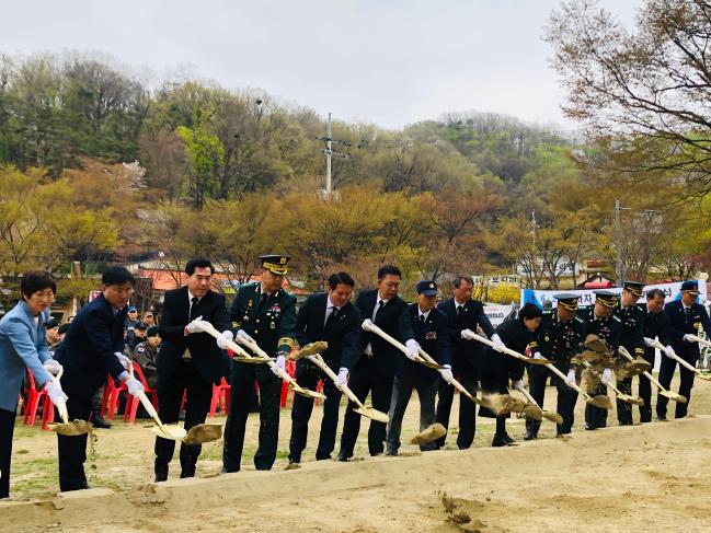 18일 김인건(왼쪽 넷째) 육군51사단장과 경기남부지역 주요 기관장들이 참석한 가운데 열린 6·25전쟁 전사자 유해발굴 개토식에서 참석자들이 유해발굴의 첫 삽을 뜨고 있다.  부대 제공