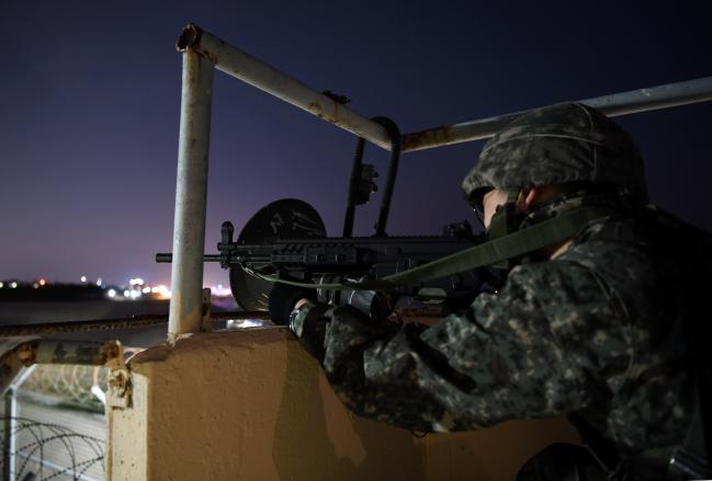 공군18전투비행단 야간 기지방호훈련에서 경계초소에 투입된 요원이 경계작전을 수행하고 있다.  사진 제공=김동범 중사