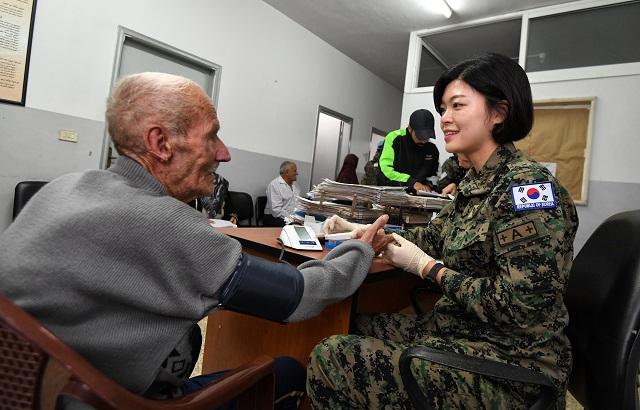 동명부대 21진 간호장교 김미선 대위가 2018년 11월 현지인 환자의 혈당을 측정하며 이야기를 나누고 있다. 조용학기자