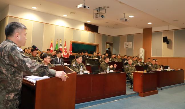 19일 육군군수사령부 ‘스마트 무버 프로젝트’ 추진전략 발표회 참석자들이 국방기술품질원, 국가기술표준원, 삼성SDS, 현대모비스, 이마트 물류센터, CJ대한통운 등 25개 기관·업체를 지난 2개월여 동안 현장 견학한 결과를 토대로 미래 군수업무 발전 방안을 토의하고 있다.  부대 제공