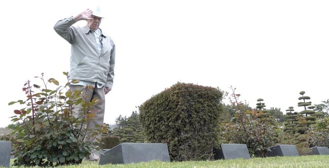 부산 유엔기념공원을 찾은 제임스 그룬디 옹이 전우들의 묘역을 찾아 경례하고 있다. 사진제공=국방홍보원 뉴미디어운영팀

