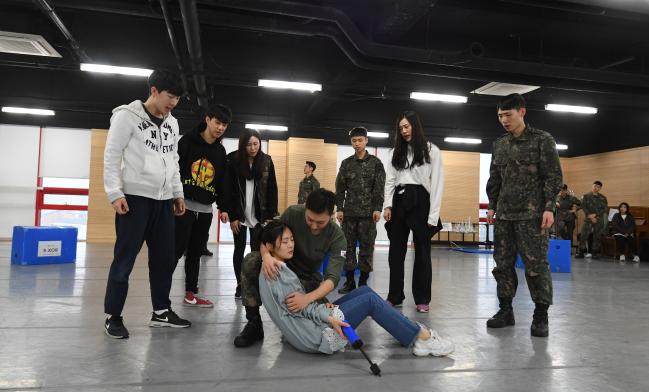지난 18일 육군 창작 뮤지컬 ‘신흥무관학교’ 출연진들이 리허설을 통해 안무와 연기 호흡을 맞춰보고 있다.
