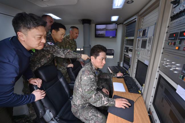 공군 오산기지에서 진행된 연합·합동 전파교란 대응훈련에서 한미 정보통신 요원들이 전파탐지차량에 탑승해 혼신원을 추적하고 있다.  부대 제공