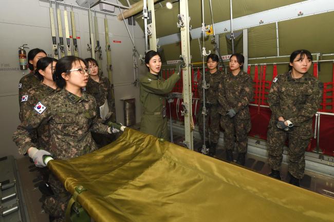 23일 공군항공우주의료원에서 열린 항공간호훈련에서 국군간호사관학교 생도들이 C-130 수송기 모형 안에서 들것 장착법에 대해 교관으로부터 설명을 듣고 있다.  사진 제공=김주찬 하사