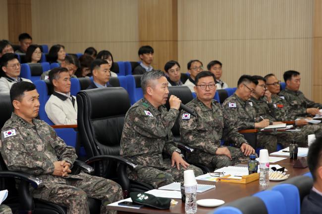 23일 육군탄약지원사령부가 개최한  ‘전반기 전군 탄약관계관 회의’에서 이종호(맨 앞줄 왼쪽 둘째) 탄약지원사령관이 인사말을 통해 전군 탄약관계관들의 적극적인 협업을 당부하고 있다.  부대 제공