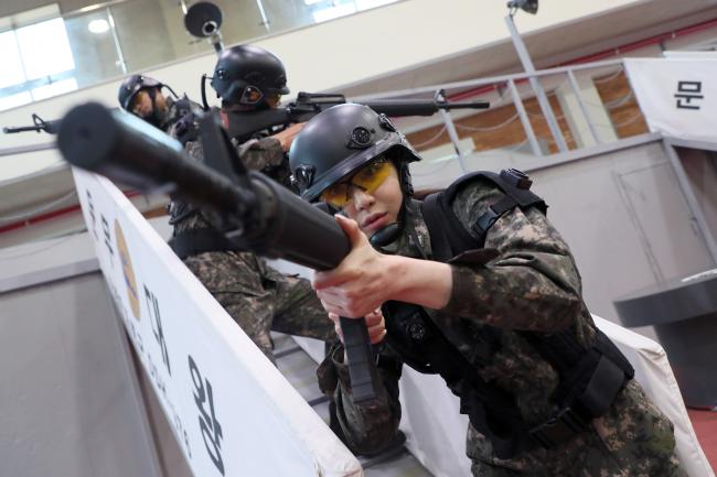 해군진해기지사령부 경계헌병 체험에 나선 이연화 국방홍보원 홍보위원이 ‘헌병 종합실습장’에서 방탄모와 방탄조끼를 착용한 뒤 모의전투훈련을 체험하고 있다. 한재호 기자 