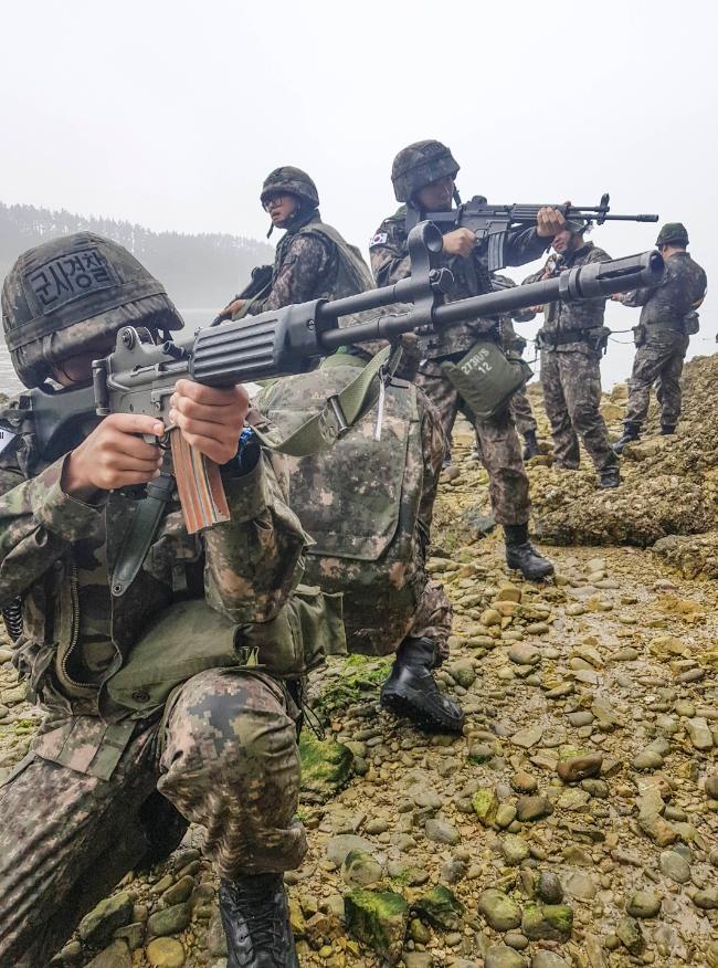 24일 해군3함대 전탐감시대 장병들이 전남 신안군 흑산도 해안에서 경찰, 예비전력들과 ‘군·경·예비군 통합 해안 수색작전’을 펼치고 있다.  부대 제공