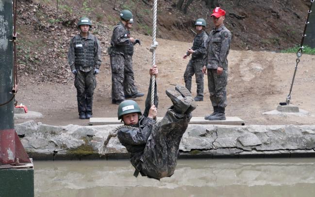 고층 사다리 타기(위)와 도하 훈련(아래)을 하는 수색대대 장병들.