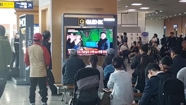 9일 오후 서울역 대합실을 찾은 시민들이 북한이 불상의 발사체를 발사했다는 뉴스 속보를 관심있게 시청하고 있다.
한편 합동참모본부는 이날 오후 
