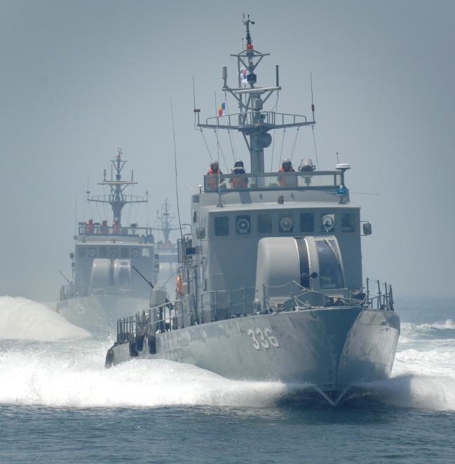 해상기동훈련에 투입된 해군2함대 참수리급 중형고속정들이 파도를 가르며 항진하고 있다.