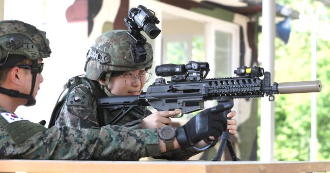 지난 10일육군과학화전투훈련단(KCTC)에서 열린 국민체험단의 ‘4차 산업혁명 스마트 국방혁신’ 현장방문 행사에서 워리어 플랫폼 장비를 착용한 한 참가자가 시험사격을 하기 전에 교육을 받고 있다.    인제=조종원 기자