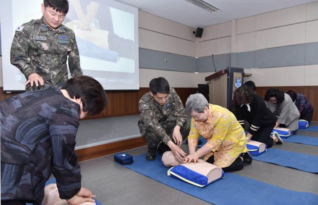 14일 공군항공안전단에서 진행된 ‘국민 생애주기별 안전교육’에서 교육 입과자들이 응급처치과정 심폐소생술 실습교육을 받고 있다.  부대 제공