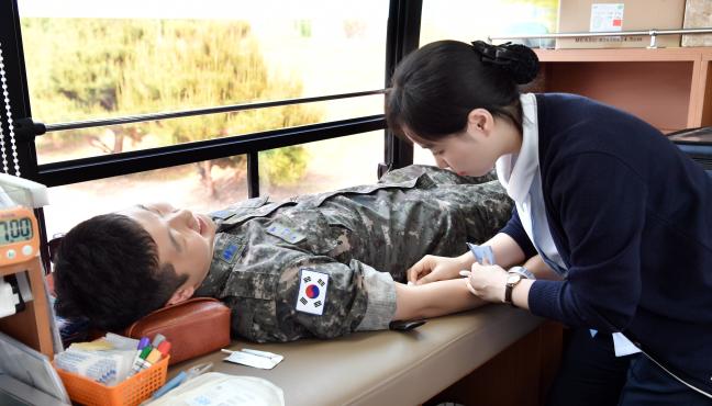 ‘사랑의 헌혈 및 장기기증 캠페인’ 기간 동안 부대 안에 배치된 헌혈버스를 방문한 공군17전투비행단 장병이 헌혈에 동참하고 있다. 
 사진 제공=이태희 중사