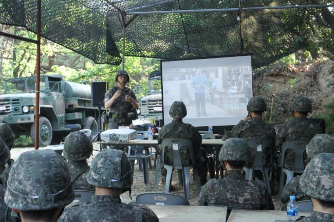 공군3방공유도탄여단 예하 8972부대 장병들이 15일 훈련 현장 간이식당에서 이동형 교육 장비를 활용해 진행되는 정신전력교육에 참여하고 있다.  부대 제공