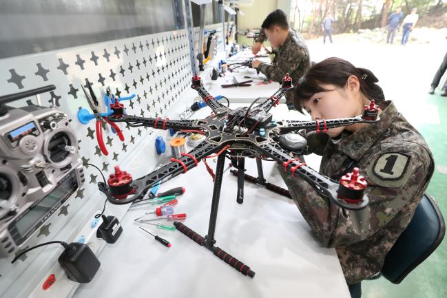 드론 고등기술 연구개발실에서 교육생들이 드론 조립·정비 및 연구를 하고 있다. 조종원 기자