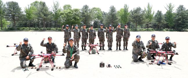 서욱(뒷줄 왼쪽 넷째) 육군참모총장이 드론교육센터 소속 장병들과 함께 기념촬영을 하고 있다. 조종원 기자  