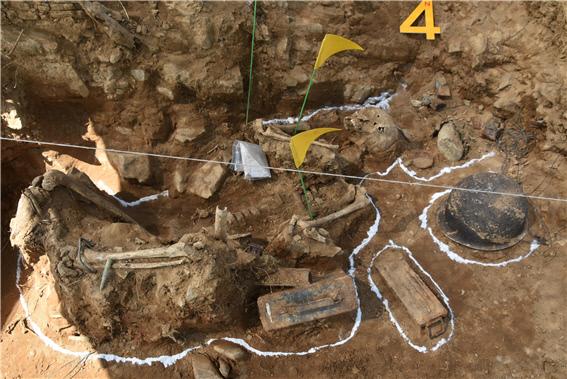 15일 화살머리고지에서 발굴된 국군 전사자 추정 완전유해와 유품들. 오른쪽 위 작은 원 내는 국군 하사 철제 계급장. 국방부 제공
