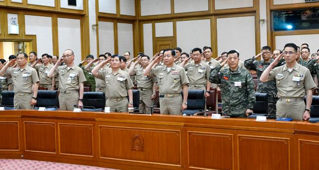 16일 계룡대 대회의실에서 열린 해군·해병대 주임원(상)사 워크숍에서 심승섭(앞줄 오른쪽 셋째) 해군참모총장을 비롯한 참석자들이 국기에 대한 경례를 하고 있다.  해군 제공