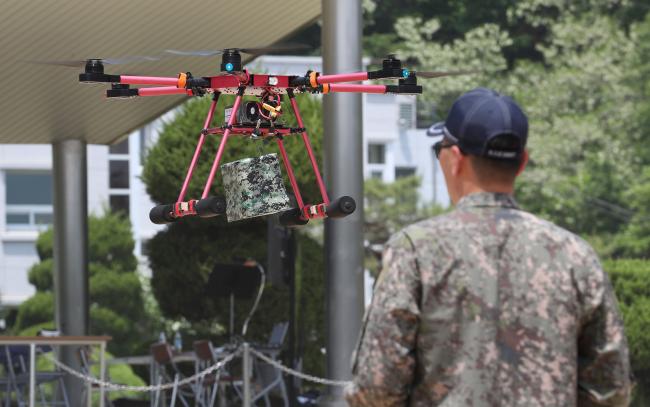 16일 육군정보학교 화랑연병장에서 육군드론교육센터 교관이 드론을 이용한 고등 기술을 시연하고 있다. 군은 이날 서욱 육군참모총장이 참석한 가운데 감시·정찰, 수송, 제독 등 미래 전장에서 활용할 수 있는 드론의 다양한 가능성을 선보였다. 이천=조종원 기자    