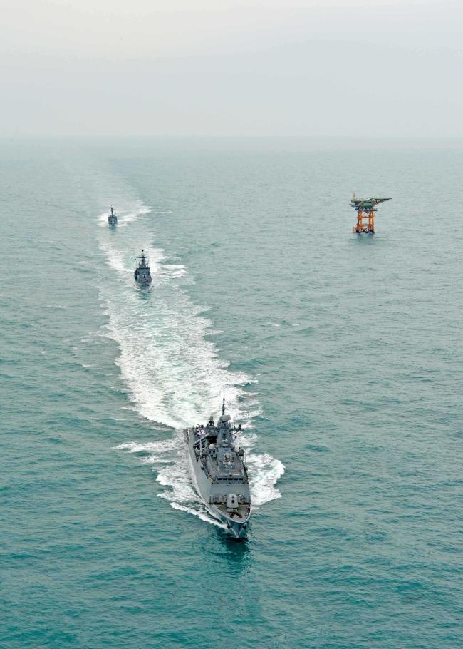 3함대 함정들이 이어도 근해에서 해상대비태세 확립을 위한 해상기동훈련을 하고 있다.