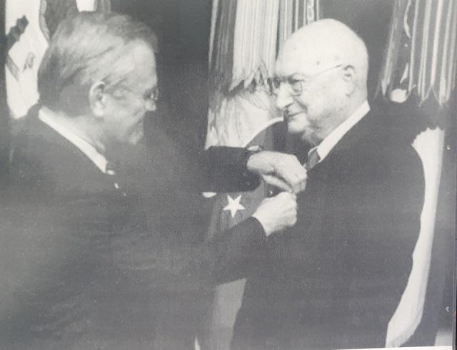 2006년 12월 14일 미 국방개혁에 대한 앤드루 마셜(오른쪽)의 리더십에 대해 럼즈펠드 국방장관이 국방 공로메달을 수여하는 모습. 미국 국방전략이 발전해오고 변화의 모멘트를 제공한 바탕에 앤드루 마셜이 있었다. 필자 제공