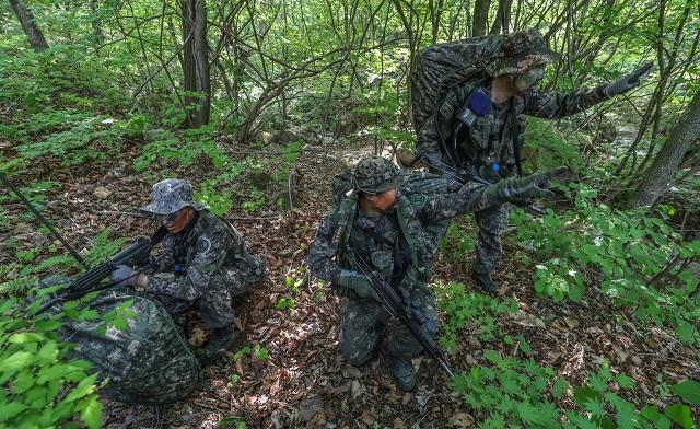 야외전술집중훈련간 장병들이 야간 정찰감시지역 이동에 앞서 임무예행연습 일환으로 대기지점에서 상황을 점검하고 있다. 이경원 기자.