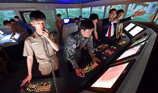 해기사 자격 취득 교육과정에 참가한 해군 장병들이 한국해양수산연수원 선박모의조종실습실에서 선박 조종 교육을 받고 있다.   해군 제공