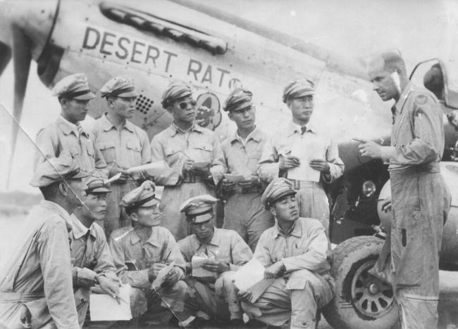 1950년 6월 26일 미 극동공군으로부터 F-51 전투기 10대를 인수하기 위해 고(故) 김신(뒷줄 왼쪽 셋째, 당시 중령) 장군을 비롯한 공군 조종사들이 교육받고 있다.  공군 제공