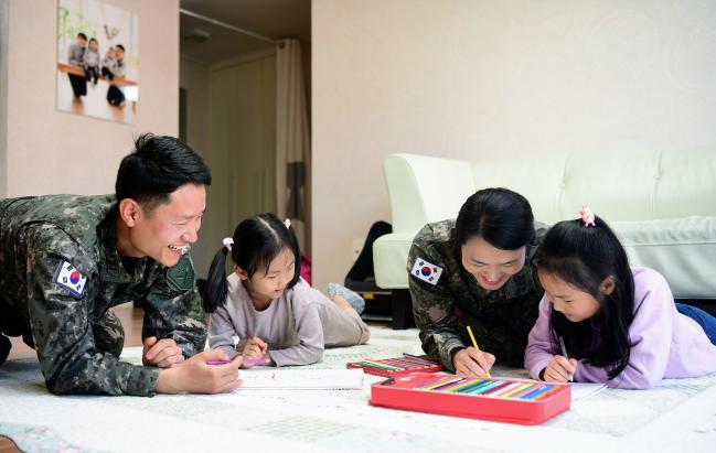 자녀 양육을 위해 ‘탄력근무제’를 활용하고 있는 부부군인 임경(맨 왼쪽) 상사와 안영훈(오른쪽 둘째) 중사가 어린 자녀들의  학습을 도와주고 있다.  육군 제공