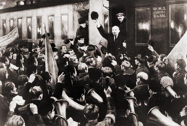 밀봉 열차를 타고 페트로그라드의 핀란드 역에 도착해 군중의 환영을 받는 레닌.