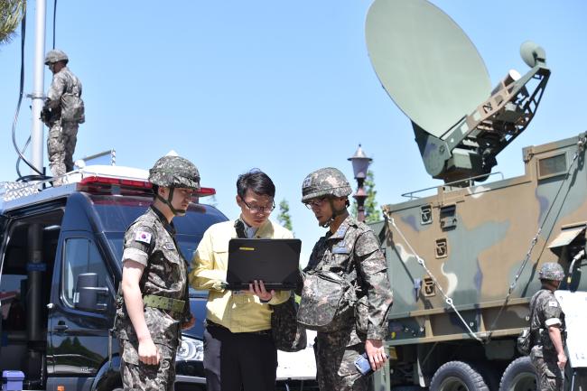 21일 공군작전사령부 연병장에서 진행된 이동형 LTE 중계기 출동 훈련에 참가한 요원들이 위성통신망 연결 상태를 점검하고 있다. 
부대 제공