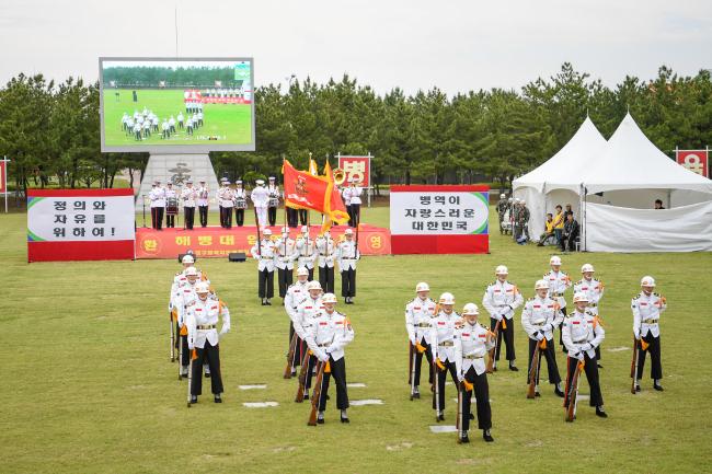 20일 해병대교육훈련단 연병장에서 열린 2019년 첫 해병대 입영문화제에서 해병대사령부 의장대의 의장시범이 진행되고 있다.   부대 제공