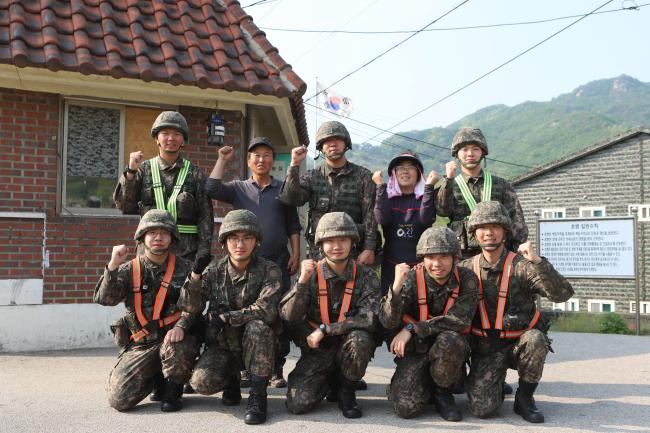 작전순찰 중 민가 비닐하우스에 발생한 화재를 발견하고 조기 진압에 기여한 육군15사단 을지연대 장병들.  부대 제공 