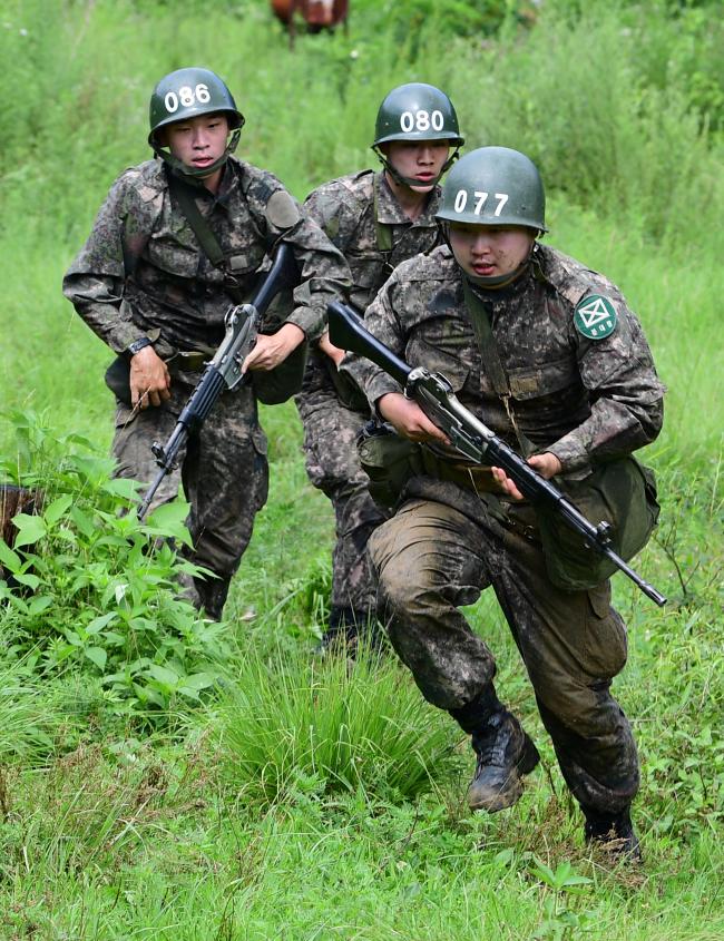 육군12사단 종합각개전투교장에서 각개전투 훈련 중인 훈련병들이 힘차게 약진하고 있다.  국방일보 DB