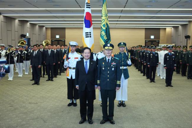 서주석(앞줄 왼쪽) 국방부 차관이 22일 제43대 국방부 조사본부장 취임식을 주관한 뒤 이태명(앞줄 오른쪽) 신임 조사본부장과 기념사진을 찍고 있다.       국방부 제공