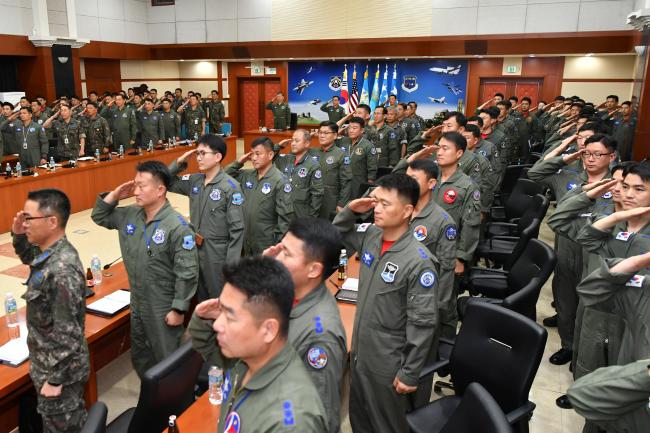 공군작전사령부가 22일 개최한 ‘현장관리자 비행안전 워크숍’에서 참석 지휘관들이 국민의례를 하고 있다.  사진 제공=김진호 중위